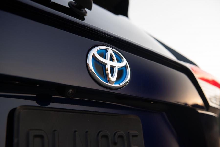  Toyota RAV4 XLE Hybrid 2018 года  (NA) (фото 26 из 26)